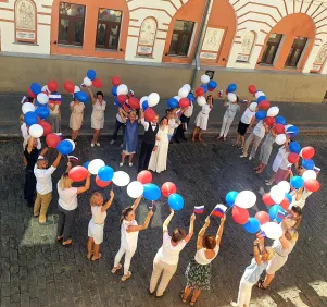 Сотрудники ГУ ЗАГС Нижегородской области организовали флешмоб в честь Дня Государственного флага