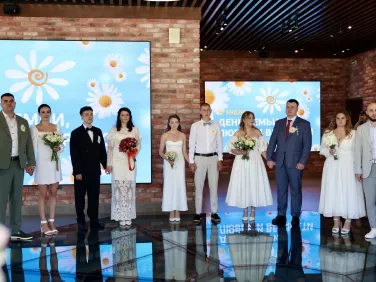 11 пар зарегистрировали брак на площадке нижегородского фуникулера в День семьи, любви и верности