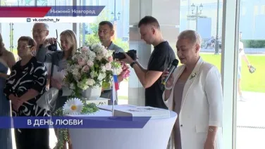 11 пар заключили брак на верхней станции фуникулёра в День семьи, любви и верности