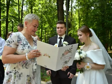 В нижегородском парке «Швейцария» 14 пар заключили брак на празднике, посвященном Дню семьи, любви и верности